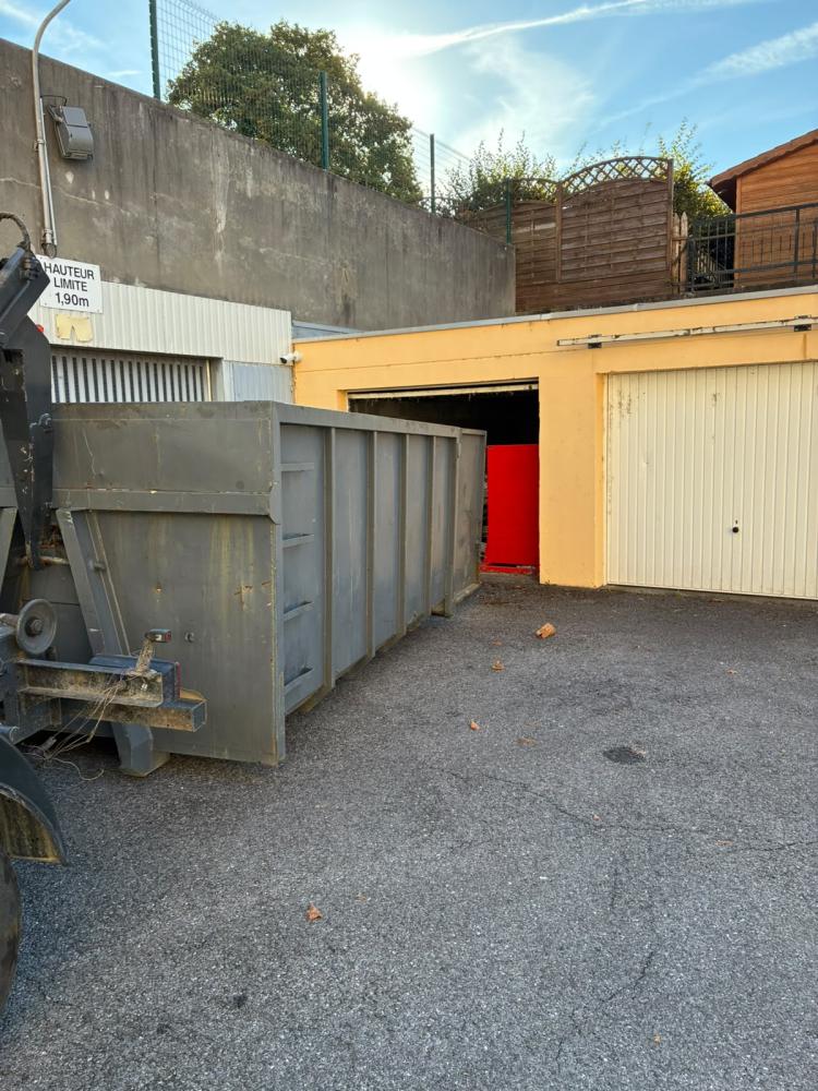 Enlèvement de ferrailles, machines et bennes pour hangars industriels